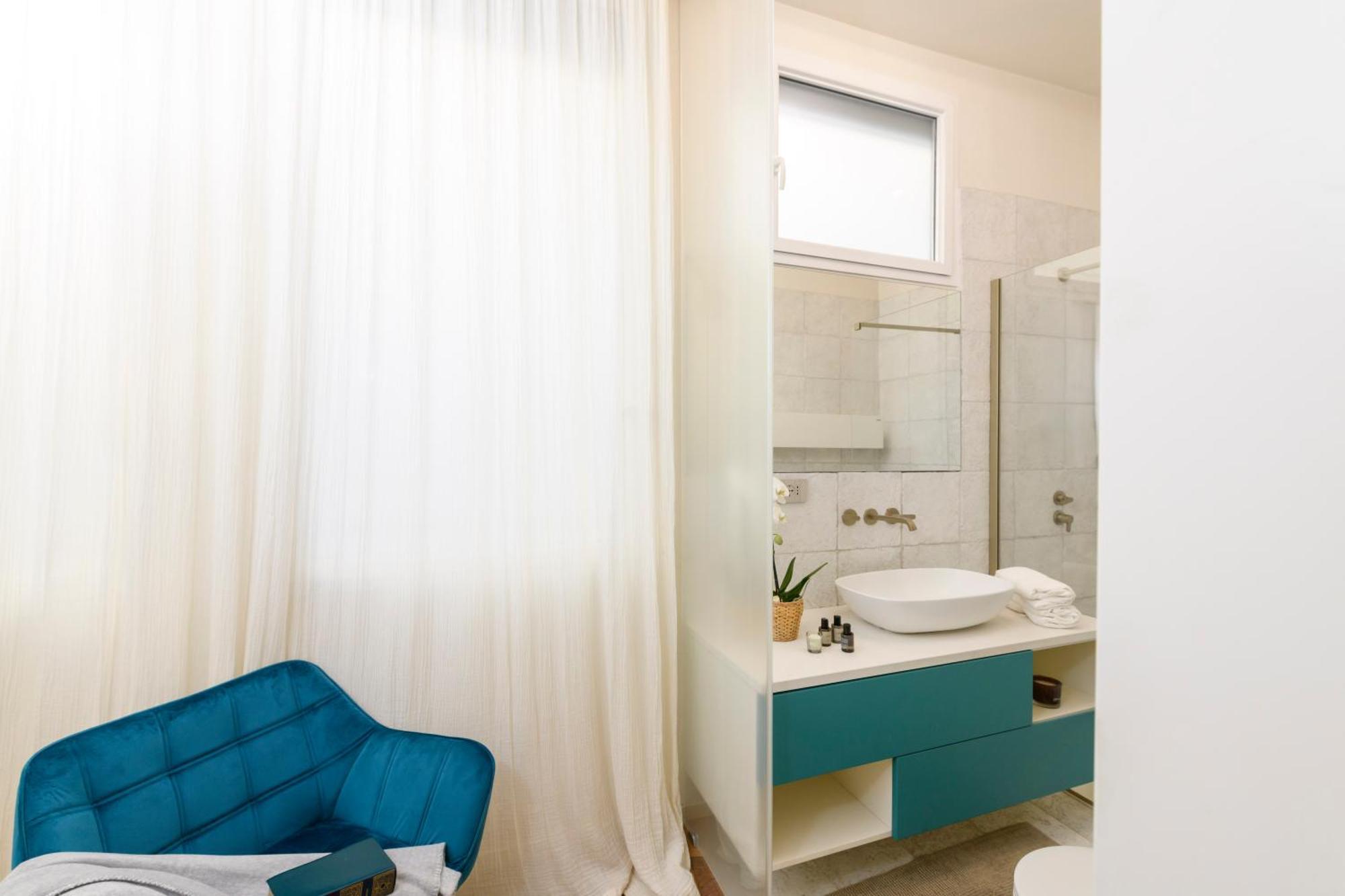 Moon River Luxury Rom