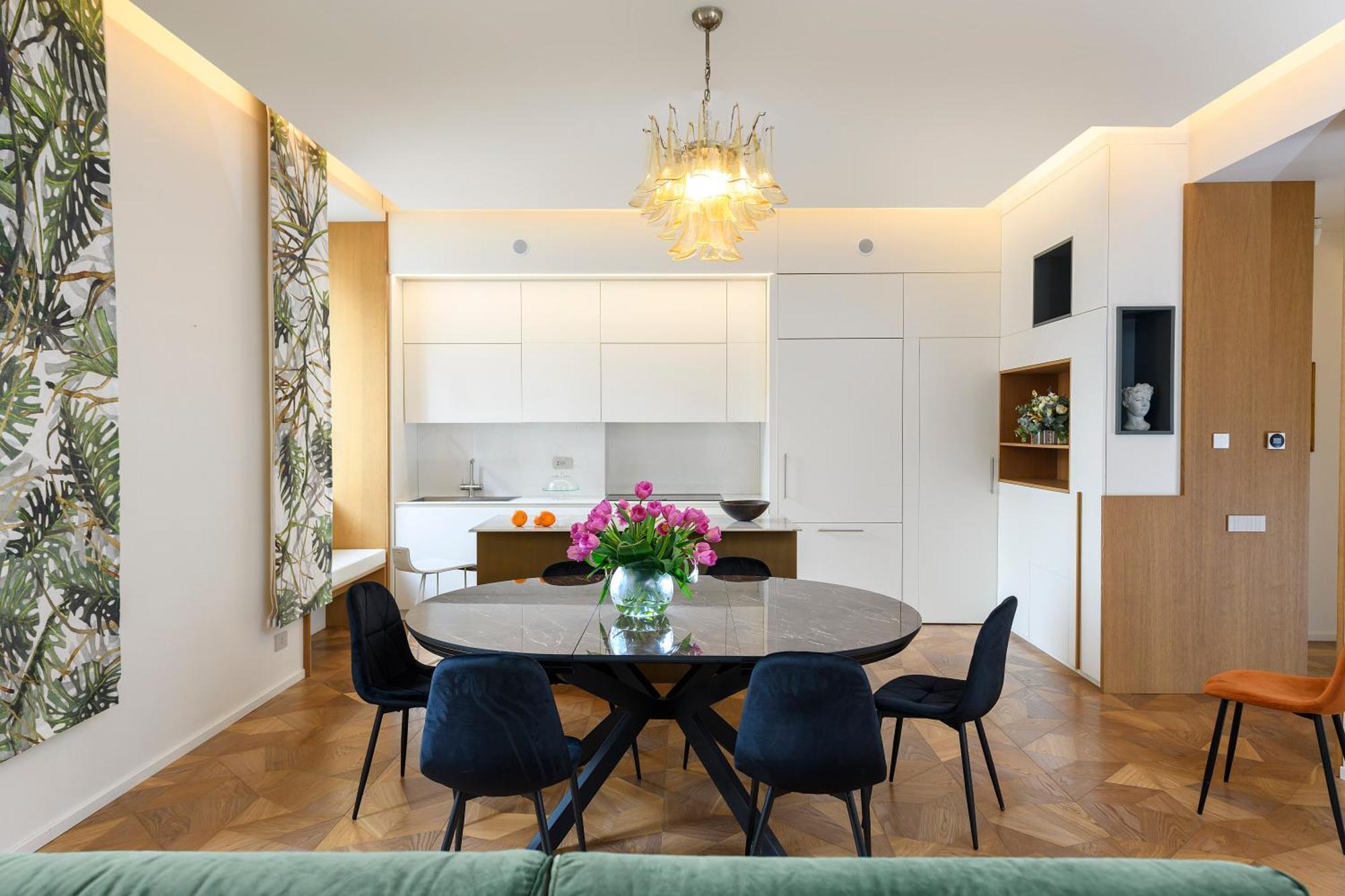 Moon River Luxury Apartment