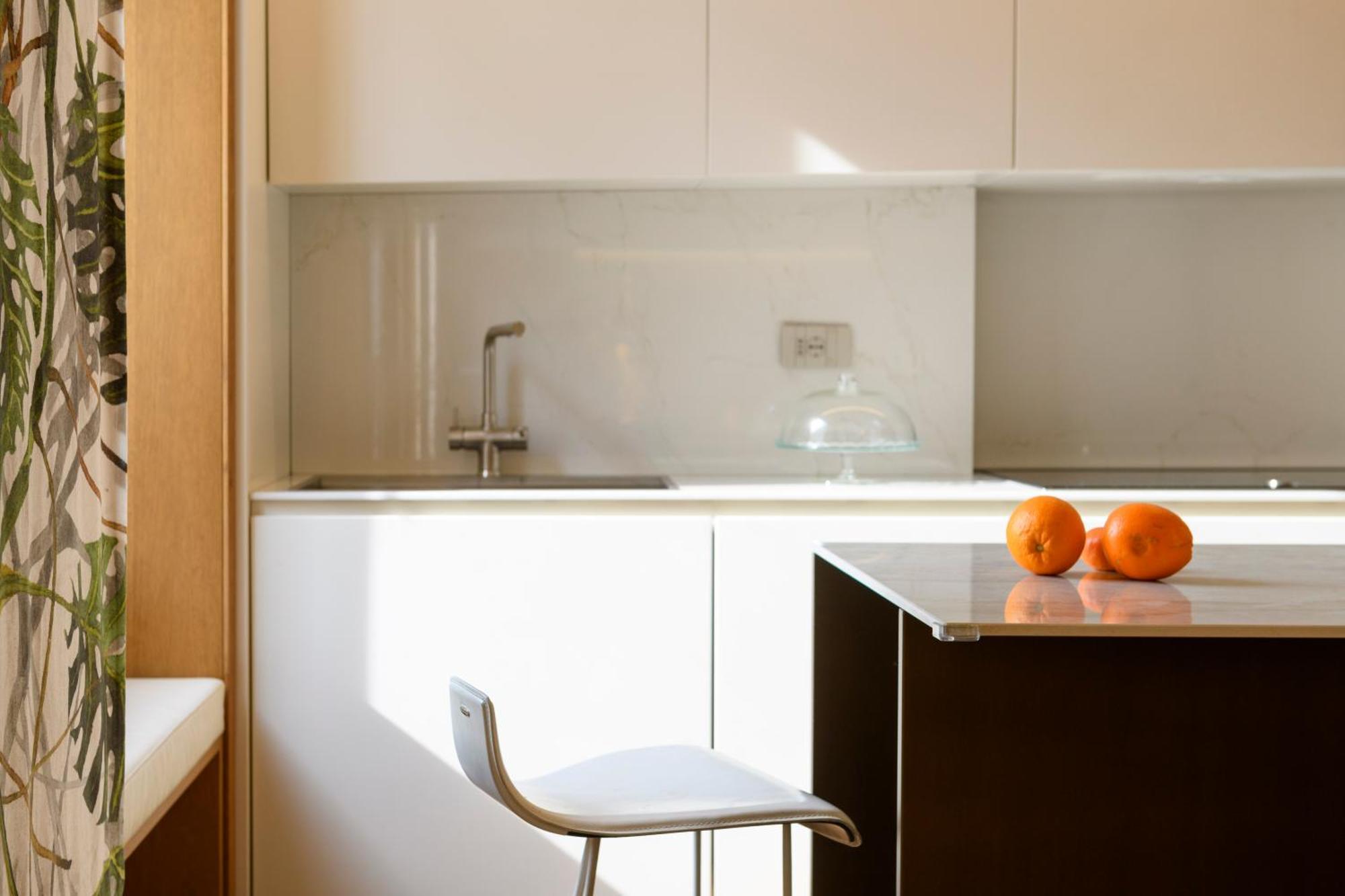 Moon River Luxury Rom