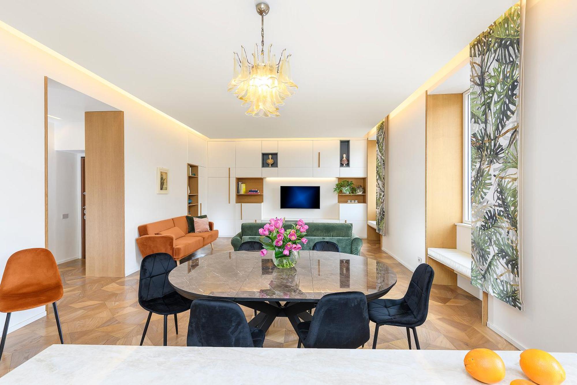 Moon River Luxury Rom